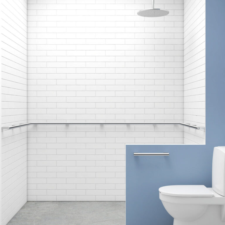 blått och vitt badrum med living care concept monterad i badrummet